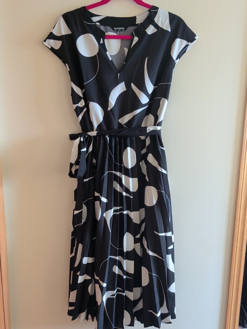 🆕 BloomChic Black and White Abstract Print, Lined, Midi Dress, Sz 12